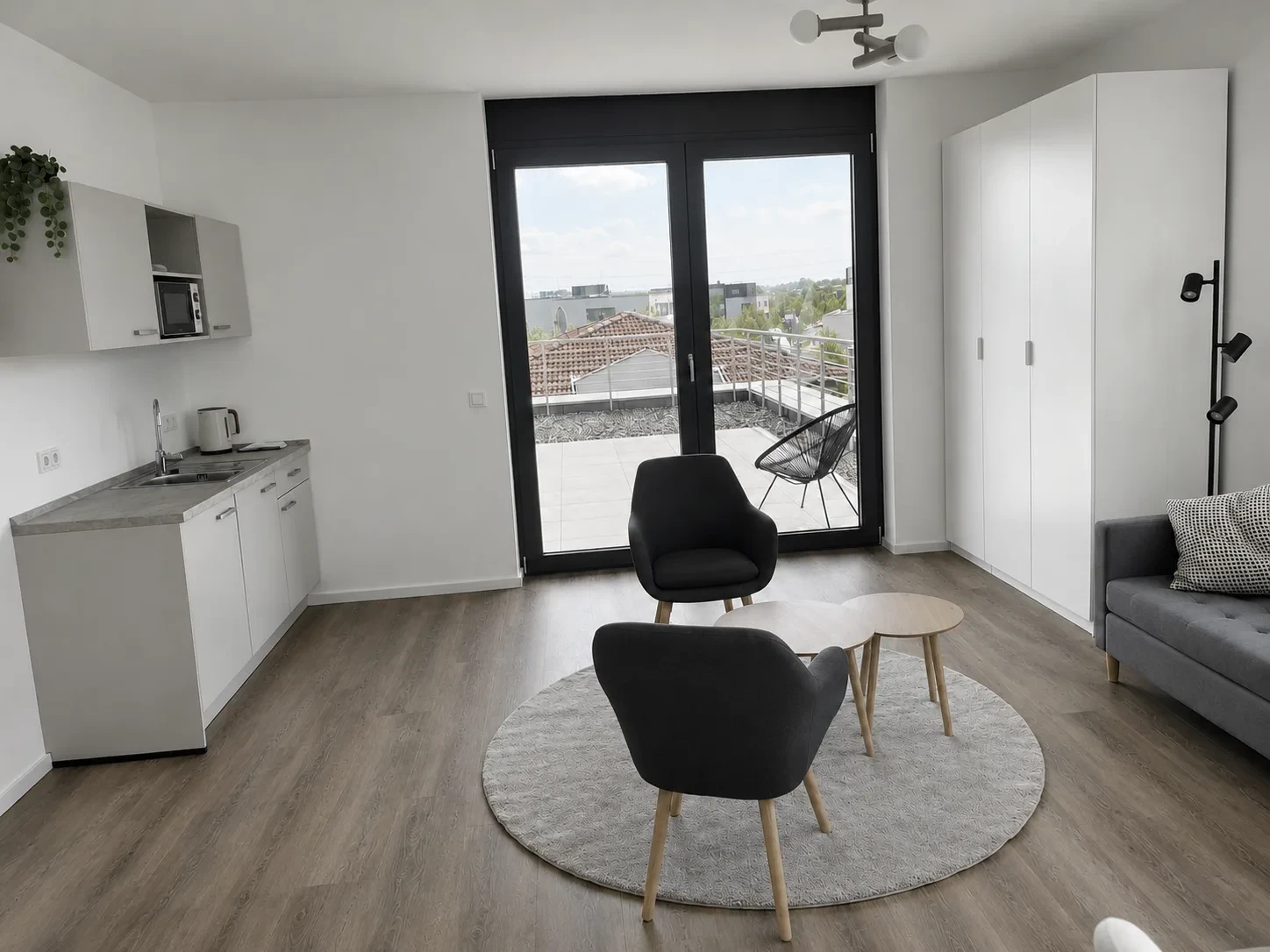 Wohnzimmer mit direktem Zugang zur Dachterrasse im Penthouse Apartment des STAY MCC Boardinghauses Rheinbach Wohnzimmer mit direktem Zugang zur Dachterrasse im Penthouse Apartment des STAY MCC Boardinghauses Rheinbach